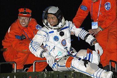 f_Chinese astronaut Nie Haisheng (C) smiles while exiting the re-entry capsule Shenzhou VI