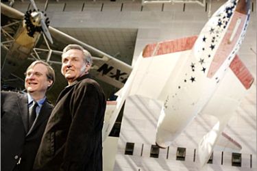 REUTERS /Microsoft co-founder and SpaceShipOne sole funder Paul Allen (L) poses with SpaceShipOne designer Burt Rutan as the first privately built and piloted vehicle to reach space