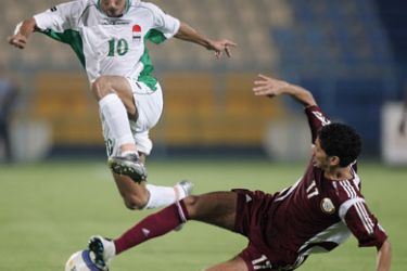 F/Qatar's Wisam Rizq (R) fights for the ball against Yunes Mohammad of Iraq during their friendly match at al-Gharrafa Stadium in Doha, 11 October 2005.