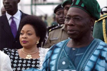epa00558949 (FILES) Picture dated 03 December 2003 shows Nigerian President Olusegun Obasanjo (R) and his wife Stella at Nnamdi Azikiwe International Airport in Abuja, Nigeria. The wife of Nigeria's President Obasanjo had died, officials confirmed Sunday, 23 October 200
