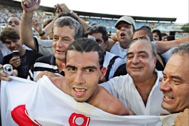 Corinthians Argentine Carlos Tevez (L) celebrates at the end of their match against Goias for the Brazilian Soccer Championship, 04 December, 2005 in Goiania. Though been defeated 3-2 by Goias, Corinthians got the championship.