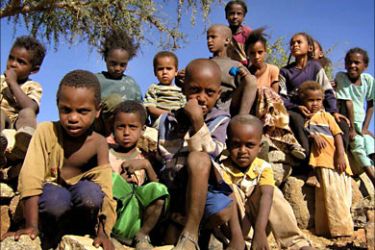 r_Displaced children from Badme gather at Korokon Camp in the Gash Barka region of southwestern Eritrea