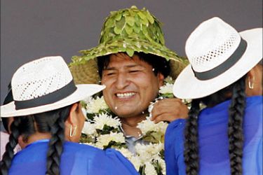 f_A Quechua indigenous gives Bolivian President Evo Morales a hat made of coca leaves in Chinahota,