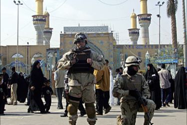 r_Iraqi soldiers stand guard outside a Shi'ite shrine in Baghdad February 6, 2006. Hundreds of thousands