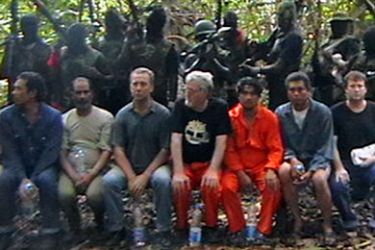 AFP/CAPTION ADDITION : UNDATED HANDOUT PHOTO RELEASED BY E-MAIL TO AFP BUREAU IN LAGOS BY KIDNAPPERS. Picture shows seven of the nine foreign oil workers held hostage by Nigerian separatist militants in the creeks of the Niger Delta. The nine hostages -- three Americans, a Briton, two Egyptians, two Thais and one Filipino -- were seized 18 February 2006 by separatist guerrillas during an attack on the energy giant Shell's Forcados oil terminal. AFP PHOTO/HO