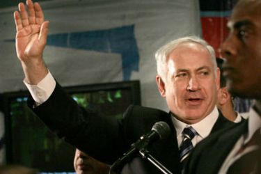 Israeli Likud party leader Benjamin Netanyahu greets supporters after his speech at the party's headquarters in Tel Aviv March 28, 2006.