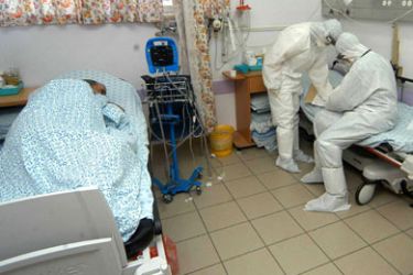 Doctors examine a patient with flu-like symptoms in an Israeli hospital in the southern city of Ashkelon 17 March 2006. Israel confirmed the deadly H5N1 bird flu strain had been