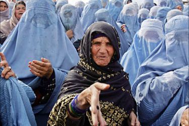 r_Afghan widows plead for the continuation of food distribution during a demonstration at a CARE