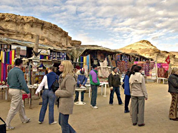 Tourists visit a market in Tunisian Sahara city of Tozeur, 02 March 2006. Tourism is the leading sector of Tunisian economy AFP PHOTO FETHI BELAID