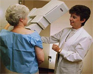 سيدة تستخدم جهاز الكشف عن سرطان الثدي (أسوشيتد برس-أرشيف)