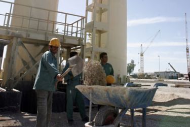 Iranian workers work at a nuclear power plant in Bushehr, about 1,215 km (755 miles) south of Tehran, Iran in this February 26, 2006 file photo. Iran said