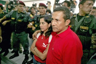 Soldiers surround peruvian presidential candidate, former lieutenant Ollanta Humala of Union for Peru party, and his wife Nadine Heredia, 09 April 2006.