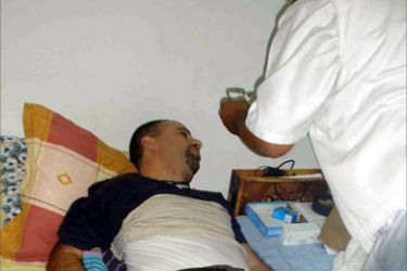 أحد ناطشي حقوق الإنسان بتونس وقد فقد وعيه بسبب إضراب عن الطعام - مصدرها الجزيرة نت- الياس تملالي