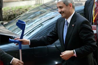 Slovakia's Prime Minister Mikulas Dzurinda holds his crutch as he arrives at the European Council building on the second day of a European Union heads of state and governments summit in Brussels June 16, 2006. REUTERS/Francois Lenoir (BELGIUM)