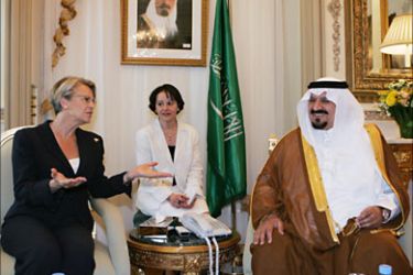 f_French Defense Minister Michele Alliot-Marie meets (L) her Saudi Arabia counterpart Crown Prince Sultan bin Abdul Aziz who is in France on a two-day visit, 21 July 2006