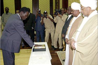 REUTERS/ Former Darfur rebel leader Minni Arcua Minnawi (L) is sworn-in as special assistant to Sudan's President Omar Hassan al-Bashir (2nd R) in the capital Khartoum, August 7, 2006,