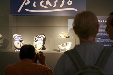 Visitors look at "cantirs" (jugs) made by Spanish artist Pablo Picasso at Cantir Museum in Argentona, near Barcelona, August 4, 2006. REUTERS/Albert Gea (SPAIN)