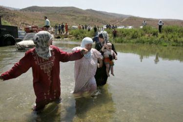 epa00795261 Lebanese refugees trying to return home ford the Litani River to reach their homes near the south Lebanon city of Marjayoun