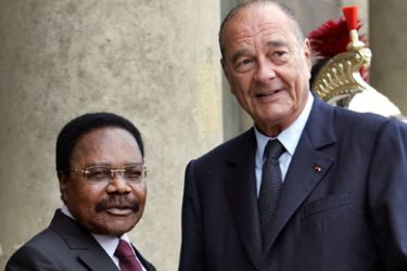 AFP/French president Jacques Chirac (R) welcomes his Gabonese counterpart Omar Bongo prior to a meeting, 29 August 2006 at the Elysee palast in Paris. AFP