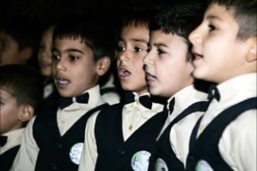 f_Iraqi children sing their country's national anthem at a reconciliation and dialogue conference organized by the Iraqi women affairs ministry in Baghdad, 19 September 2006