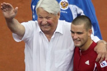 epa00824778 Former Russian President Boris Yeltsin waves his hand embracing Mikhail Youzhny of Russia after his victory over James Blake of USA during the semifinal