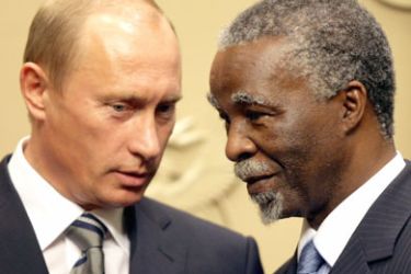 Russian President Vladimir Putin (L) and South African President Thabo Mbeki confer during a news conference in Cape Town September 5, 2006