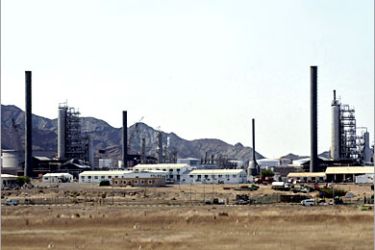 AFP / A partial view of Aden oil refinery in Yemen, 15 September 2006. Four bombers and a security guard were killed today when Yemeni security forces foiled twin suicide bombings
