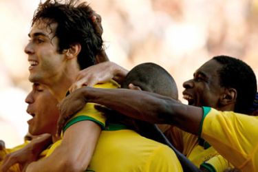 R/Brazil's Kaka (L) celebrates with team mates after scoring against Argentina during their international friendly soccer match at the Emirates Stadium in London September 3, 2006. Brazil won the match 3-0. REUTERS/Dylan Martinez (BRITAIN)