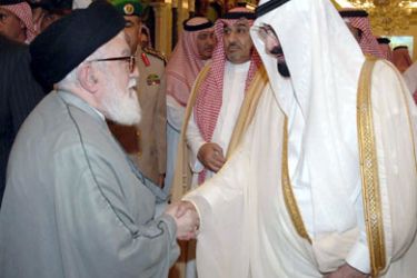 Saudi King Abdullah bin Abdul Aziz (R) greets an unidentified Iraqi Muslim cleric (L) at the Royal Palace in Mecca, late 20 October 2006. Iraqi Shiite and Sunni clerics meeting