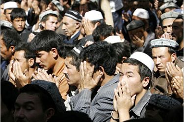 AFP - Muslim Uighurs pray at the Jame Mosque where over 10,000 people attended Friday afternoon prayers during Ramadan, 13 October 2006 in Hotan, in China's far west Xinjiang Uighur