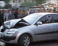 قوات الأمن تحيط بالسيارة التي كانت تقل الوزير الجميل عند اغتياله (الفرنسية)