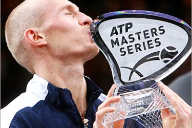 AFP / Russia's Nikolay Davydenko celebrates his victory over Slovakia's Dominik Hrbaty during their Paris Tennis Masters Series final match at Bercy indoor tournament, 05 November