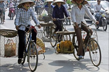 f_Farmers riding bicycles make their way home out of Hanoi after selling their products in town, 07 November 2006. Vietnam's WTO accession 07 November will have