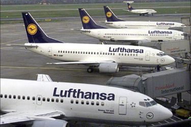 f_Photo dated 07 December 2000 showing a Lufthansa Boeing planes parking on Duesseldorf's airport. German flag carrier Lufthansa said 06 December 2006 it