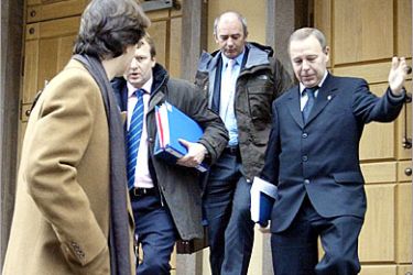 REUTERS /British officials accompanied by a Russian official (R) leave the chief prosecutor's office in Moscow December 8, 2006. Andrei Lugovoi, a key witness in the case of ex-spy Alexander Litvinenko's death from radiation poisoning,