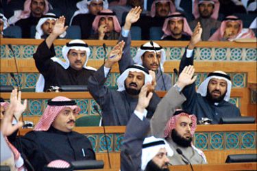 f_Kuwaiti members of parliament attend a parliament session 18 December 2006 in Kuwait City. Hundreds of angry Kuwaitis demanding the oil-rich state write off billions of dollars of personal loans disrupted the parliamentary session