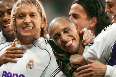 f_Real Madrid´s soccer players celebrate a goal of Roberto Carlos during their Spanish League match against Athletico de Bilbao, at Santiago Bernabeu stadium in Madrid, 03 December 2006. AFP PHOTO/Pedro ARMESTRE.