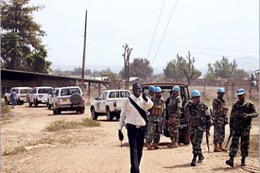 AFP / UN troops from the Pakistani Battallion evacuate personnel of the UN radio station Mirror FM 15 December 2006 in Juba. Heavy gunfire broke out in the southern Sudanese capital of