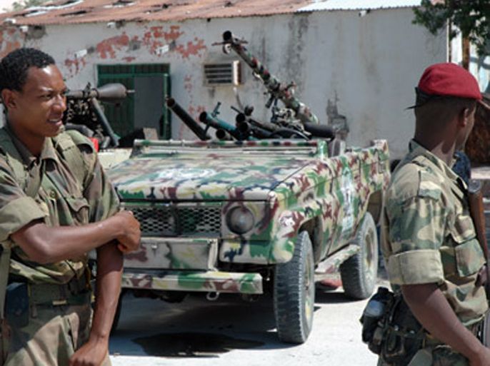 AFP/Ethiopian soldiers are seen walking past a technical vehicle bearing the insigna of the fundamentalist Islamic Courts movement and loaded with different heavy caliber guns in this 18 January 2007