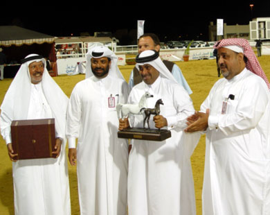  رئيس الاتحاد القطري للفروسية الشيخ حمد بن علي آل ثاني (الثاني من اليمين) خلال مراسم التتويج (الجزيرة نت) 