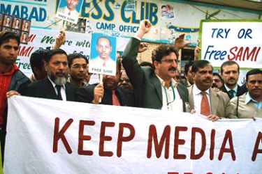 الجزيرة نت: الصحفيون الباكستانيون يطالبون بالحرية لسامي الحاج- مهيوب خضر- إسلام آباد