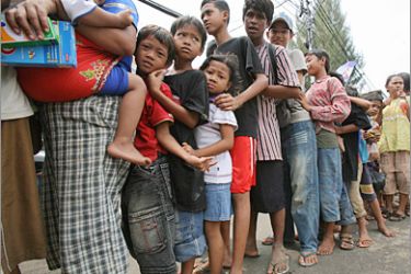 AFP / Floods victims queue for relief goods in Jakarta, 10 February 2007. The floods in Jakarta, the worst in at least five years, have claimed 50 lives and displaced about 500,000 people in the capital and surrounding towns, according to the national