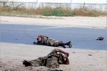 AFP / The bodies of two men thought to be Ethiopian soldiers killed in heavy fighting in the south of Mogadishu lay on the street 29 March 2007 in Mogadishu. Seven Ethiopian soldiers were killed in heavy fighting in the south of Mogadishu, and two of