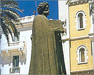 ابن خلدون ولد بتونس عام 1332 وفي الصورة تمثال له بأكبر شوارع عاصمتها (الجزيرة نت-أرشيف)