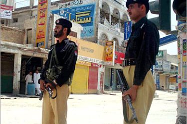 AFP / Pakistani policemen stand alert at a street during curfew in the town of Dera Ismail Khan, 27 April 2007. Authorities clamped a curfew on a northwestern Pakistani town after two