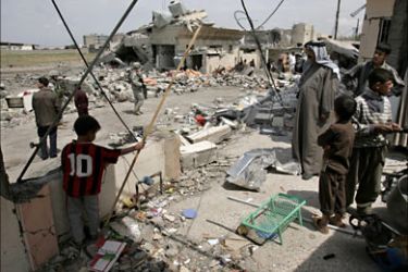 f_Iraqis collect remains of their belongings at their destroyed house following a suicide truck attack, in the northern Iraqi city of Mosul, 16 April 2007.