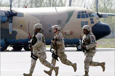 AFP / US soldiers run during their military exercises at the airfield of the US airbase in Kyrgyzstan at Manas airport, some 30 km outside Bishkek, 14 April 2007. Both the US and Russia have