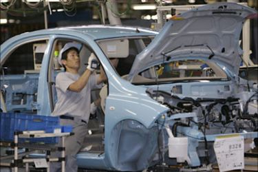r_An employee of Nissan Motor Co. works on an assembly line at the Oppama factory in Yokosuka, south of Tokyo May 30, 2007. REUTERS/Kim Kyung-Hoon (JAPAN)