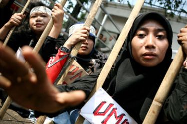 Demonstrators mimic a scene of being jailed during a demonstration in front of the Saudi Arabia embassy in Jakarta, 25 May 2007,
