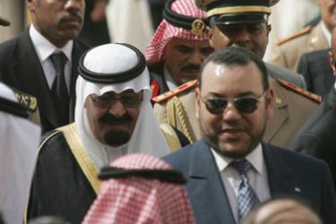 Saudi King Abdullah (L) is greeted by Moroccan King Mohammed VI (R) in Fez, east of Rabat, 18 May 2007. Saudi King Abdullah arrived in Morocco Thursday for a two-day